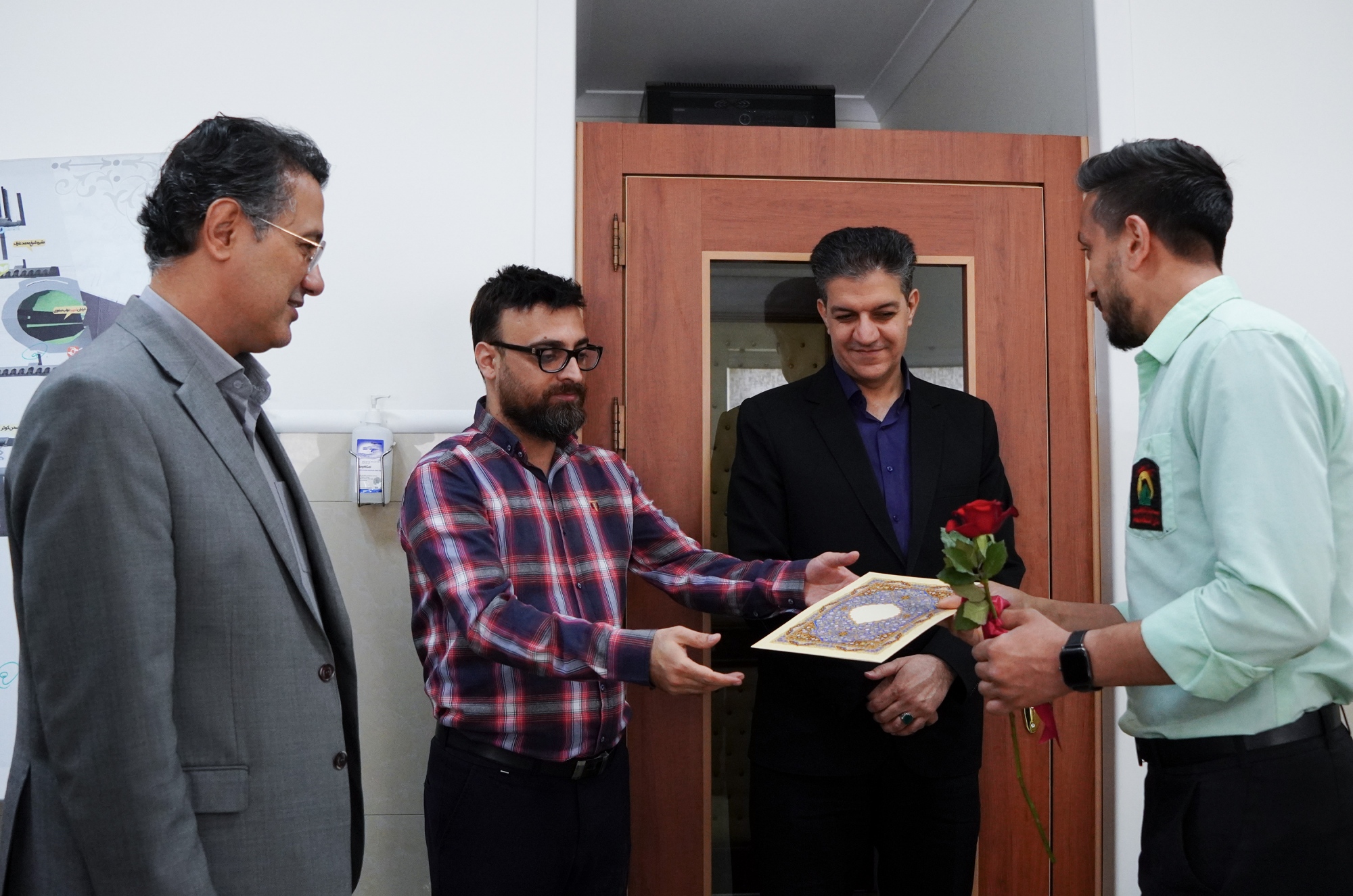 مراسم تقدیر از کارگران دارالشفا امام رضا علیه‌السلام 