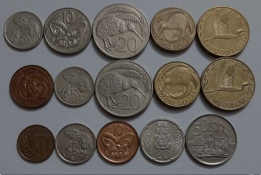 اهدای مجموعه ای از سکه های معاصر کشورها به موزه رضوی  