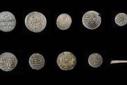 سکه های تاریخی از اوایل قرن 4 تا قرن 8 هجری به موزه رضوی اهدا شد