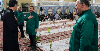 بازدید قائم مقام تولیت آستان قدس رضوی از سفره‌های اکرام رضوی