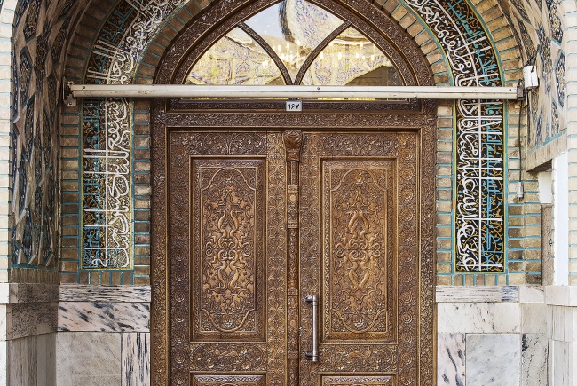 عکس با کیفیت : درب ورودی مقبره شیخ بهایی در صحن آزادی حرم مطهر رضوی