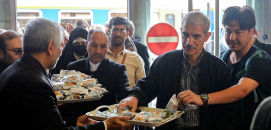 استقبال از زائرین بارگاه منور رضوی در راه‌آهن مشهد