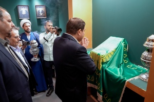 حضور محمد مخبر در غرفه آستان قدس رضوی