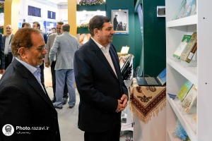 حضور محمد مخبر در غرفه آستان قدس رضوی