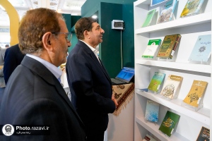 حضور محمد مخبر در غرفه آستان قدس رضوی