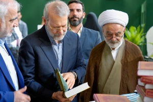 حضور علی لاریجانی در غرفه آستان قدس رضوی