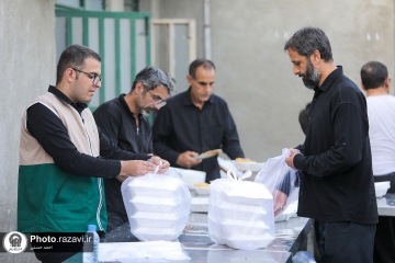 طبخ و توزیع روزانه 20هزار وعده غذای گرم در طرح دارالکرامه آستان قدس رضوی