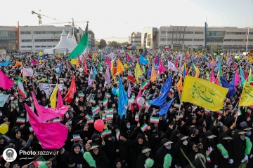 تجمع دختران انقلابی مشهد در عرصه میدان شهدا