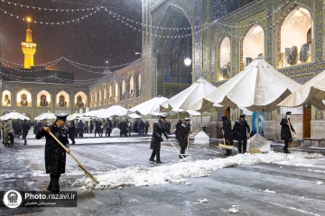 آماده‌باش خادمان حرم مطهر رضوی همزمان با برودت هوا در مشهد