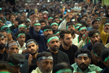 مداحی و عزاداری زایران اردوزبان در رواق امام خمینی (ره)