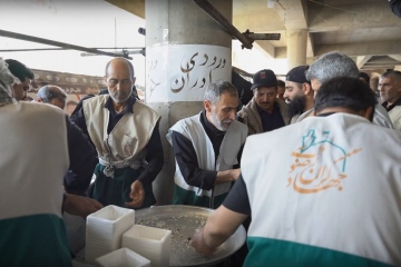 خدمت رسانی خادمیاران رضوی به زائران اربعین حسینی در نجف اشرف موکب امام رضا(ع)