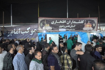 کفشداران افتخاری حرم رضوی میزبان زائران حرم کاظمین شدند