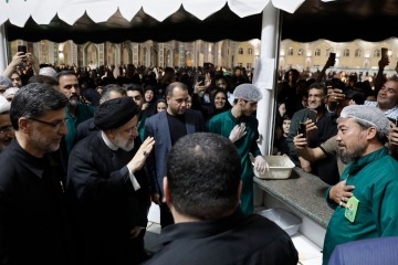 بازدید رئیس جمهور از مواکب حرم مطهر و چایخانه امام حسن مجتبی علیه السلام