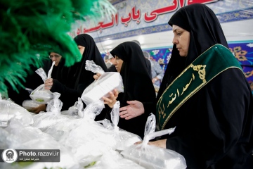 توزیع ٣۵٠٠ پرس غذای متبرک به همت خواهران کفشدار حرم مطهر رضوی