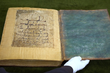 قدیمی ترین و کامل‌ترین قرآن خطی دنیا در حرم امام رضا علیه السلام رونمایی شد