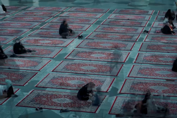 روایت تصویری از سرگذشت فرش ها در حرم مطهر رضوی