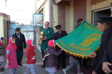 گزارشی از حضور خدام حرم مطهر رضوی و توزیع صبحانه گرم در بین دانش‌آموزان مدارس مشهد مقدس