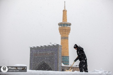 روایتی تصویری از زیارت و خدمت مردم و خادمان حرم امام مهربانی ها در روز برفی