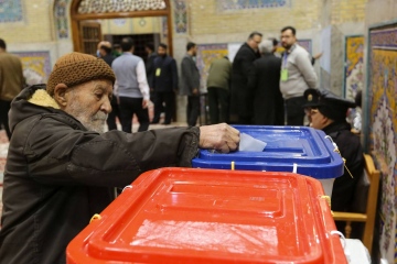 روایتی تصویری از برگزاری انتخابات در حرم مطهر رضوی