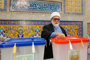 حضور تولیت آستان قدس رضوی در انتخابات مجلس شورای اسلامی و مجلس خبرگان رهبری