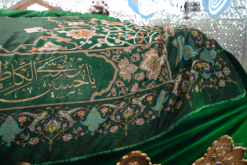 آیین تعویض پوش ضریح حضرت حسین بن موسی الکاظم علیه السلام