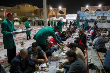 مراسم افطاری طرح ضیافت اکرام رضوی در باب الهادی علیه‌السلام