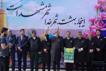 استقبال خادمان حرم مطهر رضوی از زائران در ایستگاه راه آهن مشهد