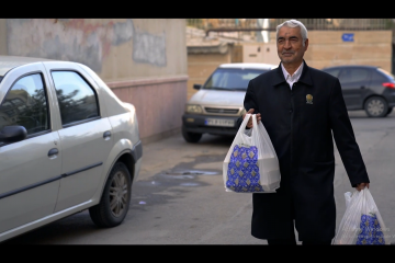 روایتی از توزیع خانه به خانه‌ی غذای متبرک حرم مطهر رضوی در مناطق‌ مختلف شهر مشهد