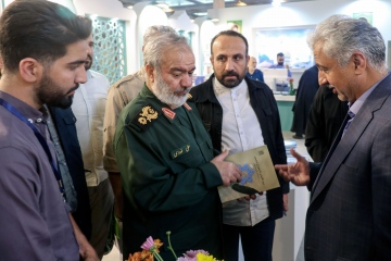 بازدید شخصیت‌ها از غرفه آستان قدس رضوی در نمایشگاه کتاب تهران