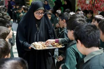 مراسم جشن میلاد امام رضا علیه‌السلام در مدارس مشهد