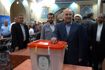 رییس مجلس شورای اسلامی رای خود را در حرم مطهر رضوی به صندوق انداخت