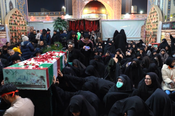 وداع زائران بارگاه رضوی با شهید گمنام در حسینیه شهدا حرم مطهر رضوی