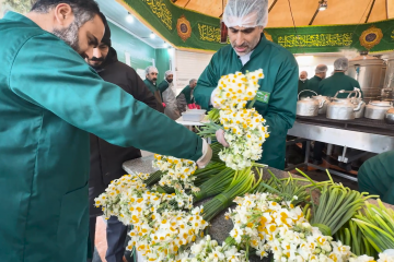 اهدای گل نرگس در چایخانه حرم مطهر در آستانه ماه رجب و میلاد امام محمد باقر (ع)