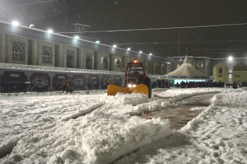 برف‌روبی کامل صحن و سرای رضوی و تسهیل تردد زائران