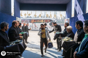 خادمان امام مهربانی ها به استقبال زائران نوروزی 1404 آمدند