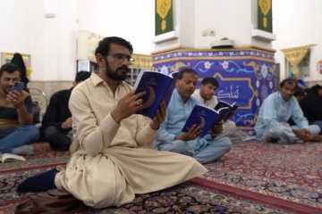  مراسم لیالی قدر ویژه زائران غیر ایرانی