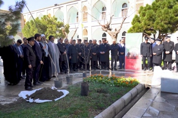 همزمان با هفته درختکاری مراسم کاشت نهال در محوطه مدرسه عالی فقاهت عالم آل محمد (ص)برگزار شد