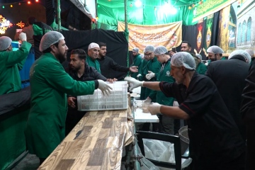 موکب خدام حرم مطهر رضوی میزبان روزه داران در پیاده راه آیت الله واعظ طبسی (ره)