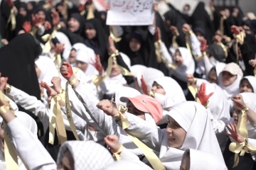 اجتماع 3 هزار و 500 دانش آموز مشهدی در حمایت از کودکان غزه در صحن قدس حرم مطهر رضوی