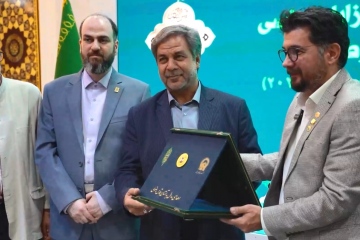 اهدای مدال طلای جهانی عکاسی به موزه آستان قدس رضوی 