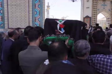 پیکر ام الشهیدین‌ بر دوش زائران بارگاه منور رضوی