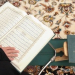 انجام ختم قرآن و هدیه به ساحت امام مهربانی‌ها در ایام دهه کرامت 